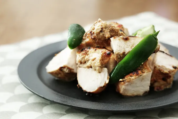 鶏むね肉のスパイスヨーグルトのみそ漬け焼き|マルコメ キッチンさん