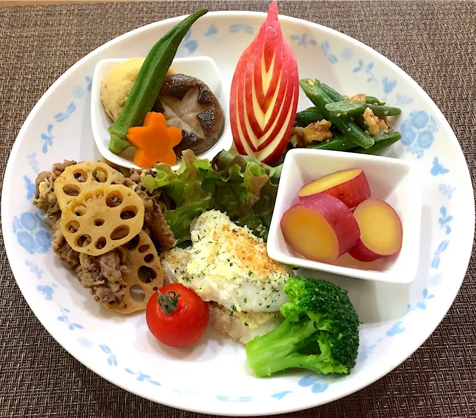 ワンプレート(たらのチーズパン粉焼き・牛肉とレンコンのカレー風味炒め・ミニがんもの炊き合わせ・さつまいものレモン煮・インゲンのクルミ和え・りんご)|ごまたまごさん