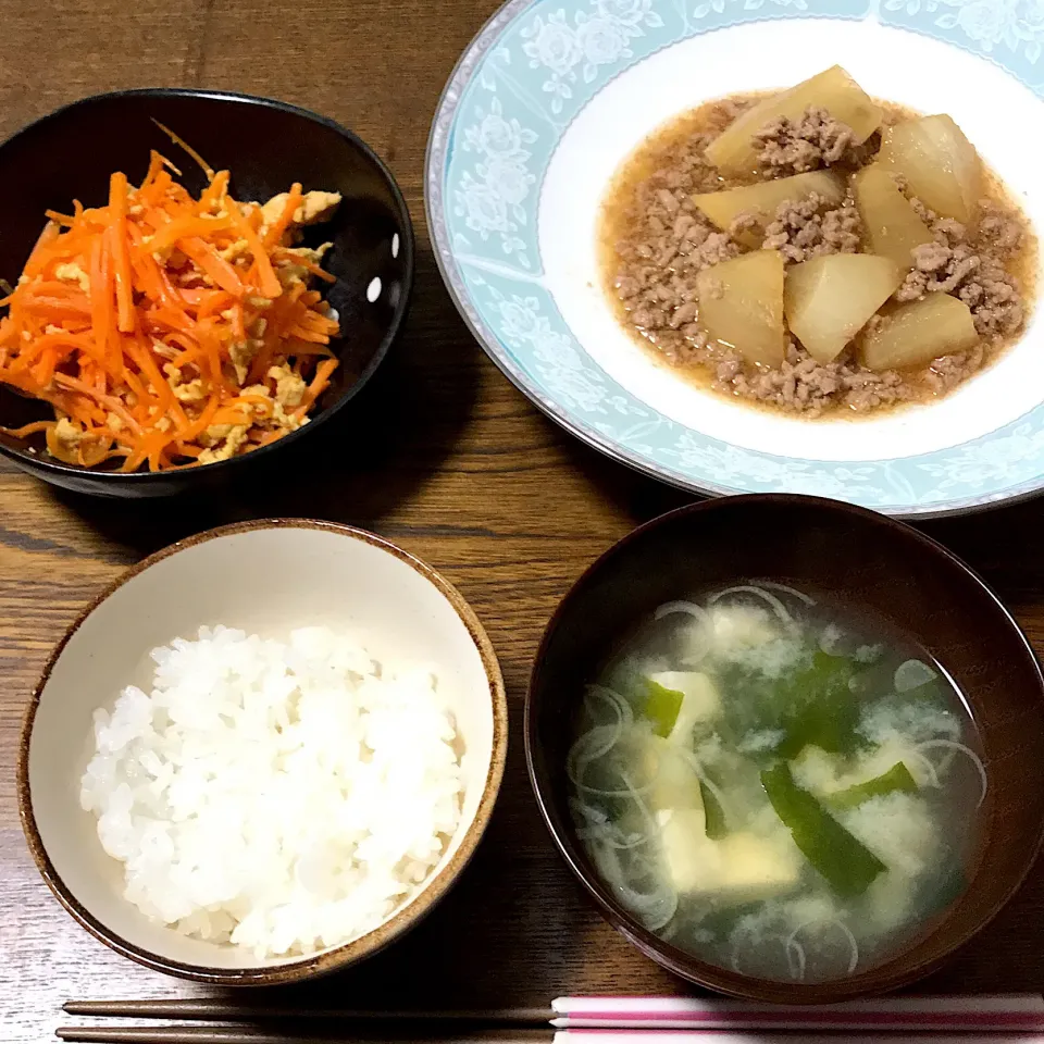 #土鍋ごはん 
 #大根とひき肉の煮物 
 #人参しりしり 
 #豆腐とわかめの味噌汁|まきさん