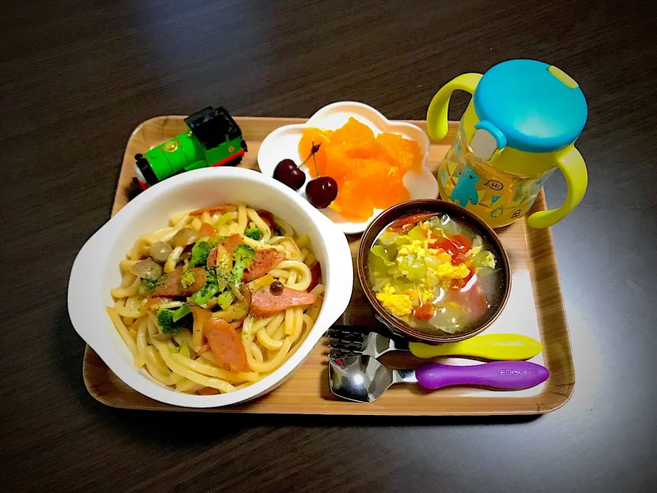 5/30❁息子 夜ごはん🌟
きのこのバター醤油焼きうどん🍄
キャベツとトマトのたまごスープ🍅
オレンジ🍊
アメリカンチェリー🍒
麦茶|つんさん