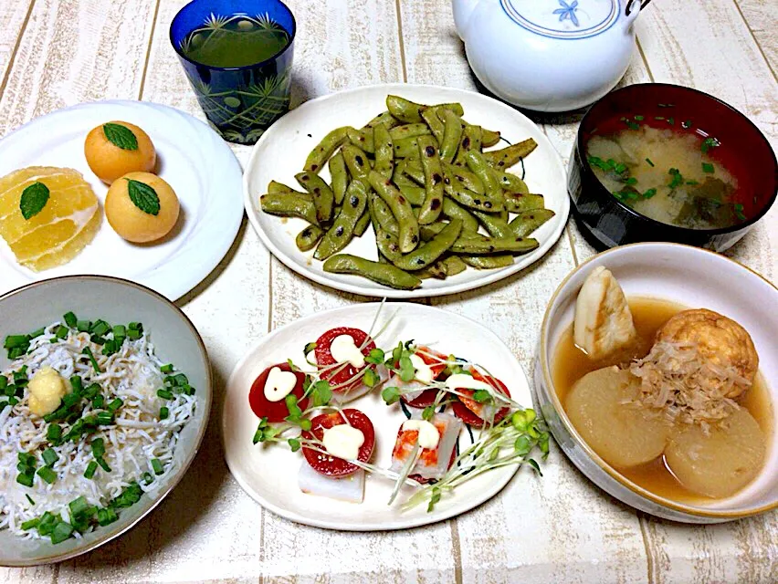 Snapdishの料理写真:今日の男飯(｡-_-｡) サラダしたらば&笹かま&フルティカトマト&魚河岸あげと笹かまと大根の煮物&焼き枝豆&自作釜揚げしらす飯&新じゃがと玉ねぎとわかめの味噌汁&デザートはグレープフルーツとびわ🎶|ひーちゃんさん