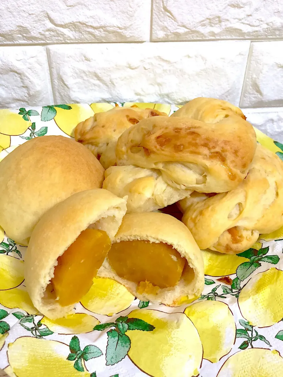 マンゴーとホワイトチョコのツイストパンと
安納芋焼き芋のパン|LICCaさん