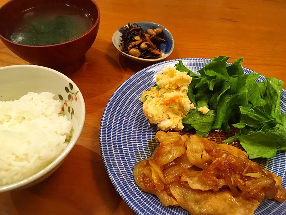 18/05/30 夕飯♪ オニオンポークソテー ポテトサラダ ひじきと大豆の煮物 小松菜と舞茸のスープ|ikukoさん