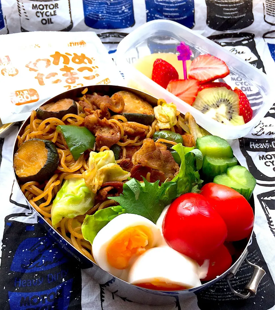 Snapdishの料理写真:#お弁当  #お父さん弁当  #お弁当じまん 
 #焼きそば弁当  #デザートはイチゴ🍓とキーウィ🥝とパイナップル🍍|Blueberry🫐さん