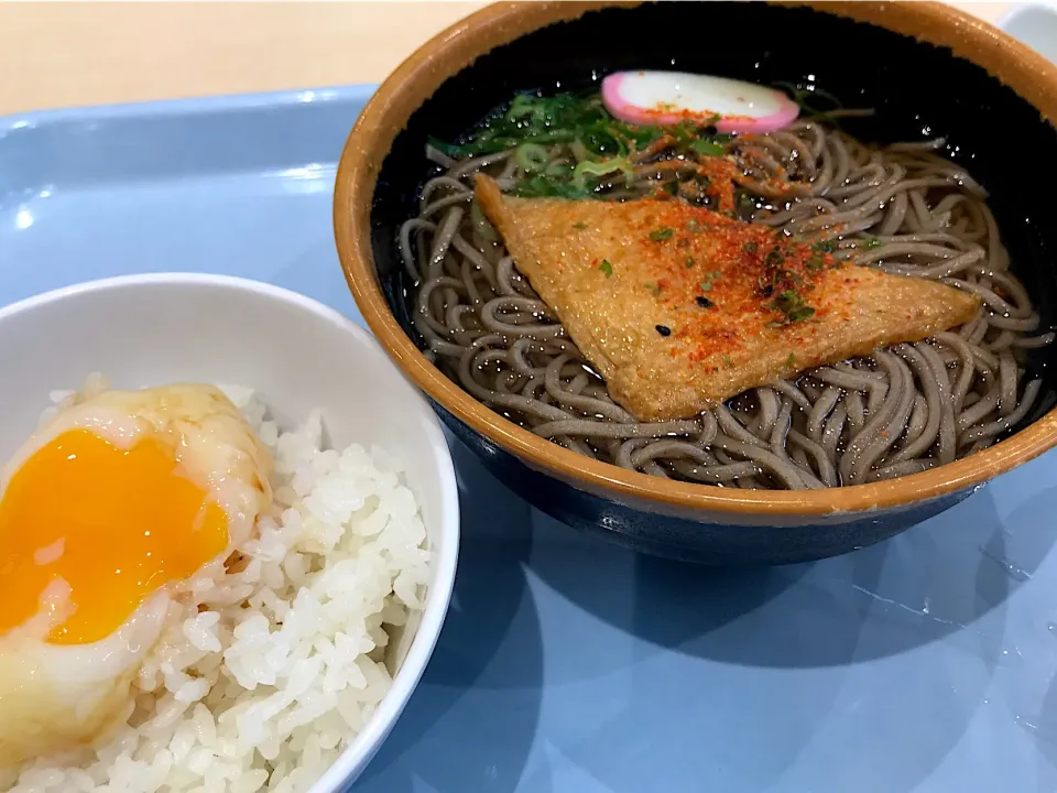 某有名家電メーカーの食堂から漬物が消えた😭おかげでバイキング漬物丼が無くなった😭仕方ないので温泉卵乗せてご飯を食べる…次から私は何を頼りにご飯を食べればいいのだ？😭塩？|にゃあ（芸名）さん