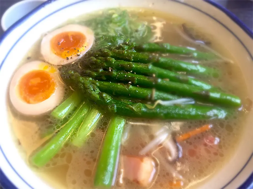 アスパラとベーコンの塩ラーメン大盛り 煮卵乗せ|きらさん