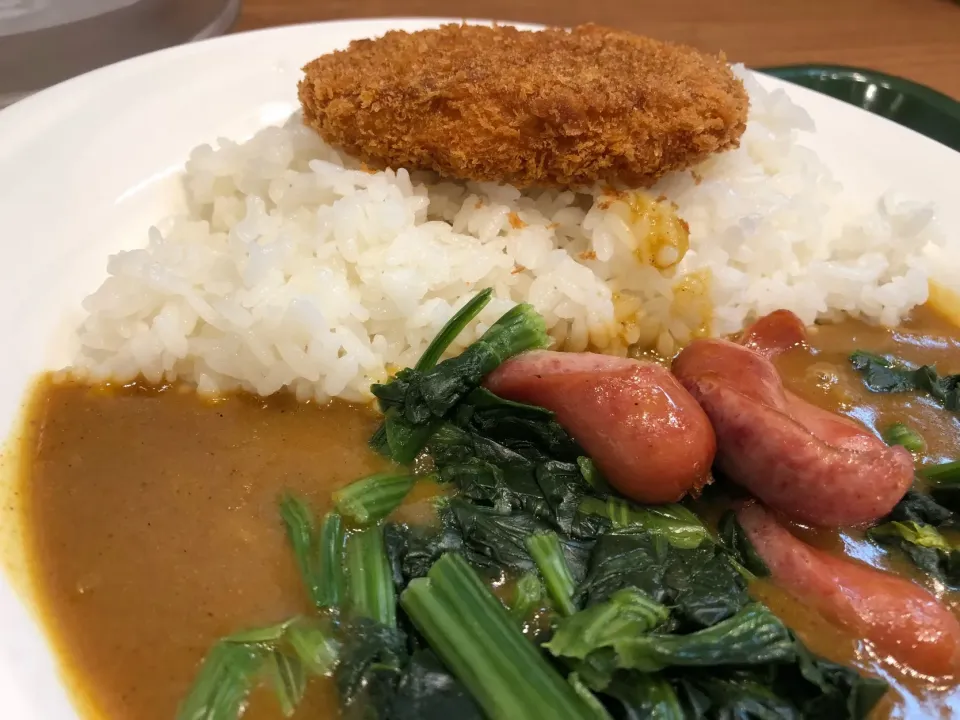 ほうれん草ソーセージカレー、コロッケトッピング🍛|buhizouさん