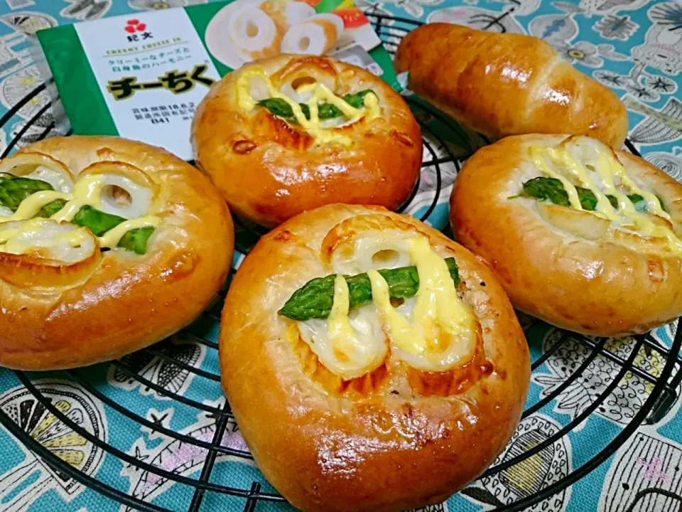 ☆明日の朝パン☆  ツナマヨチーちくパン
紀文食品さんよりモニターで頂いた「チーちく」で  (*^▽^)/★*☆♪   作ってみました😋🍴💕
～１つだけバターロール😊🎶～|hamamaさん