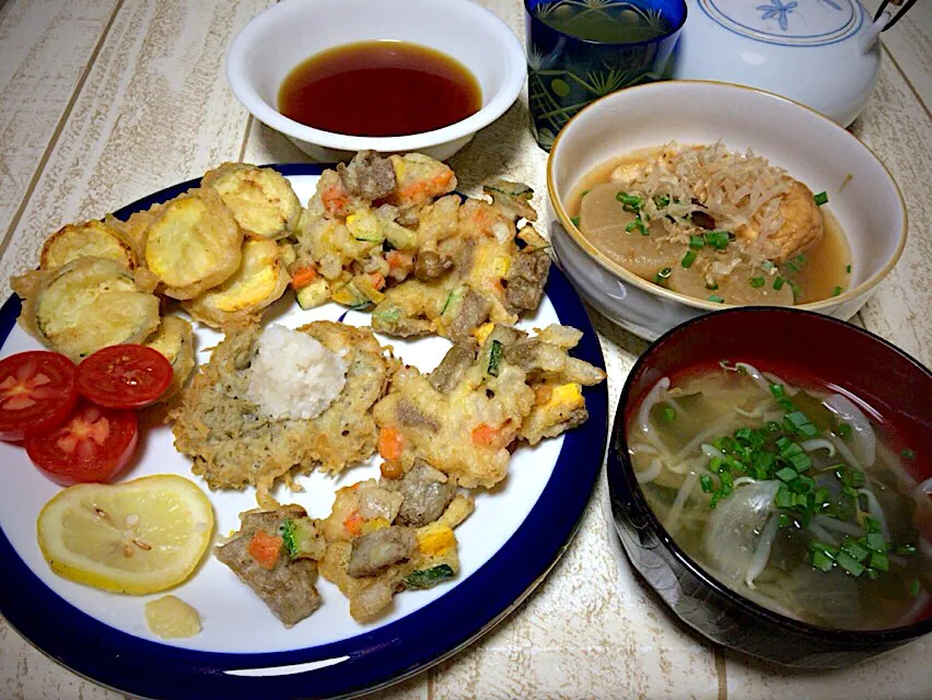 今日の男飯(｡-_-｡)ズッキーニの天ぷら&釜揚げしらすかき揚げ&黒はんぺんかき揚げ&魚河岸あげの煮物&味噌汁🎶
天ぷらはお好み焼きの粉を使うとイマイチ(^◇^;)|ひーちゃんさん