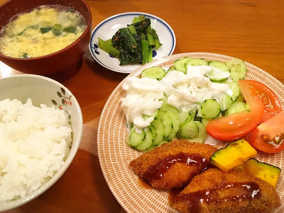 Snapdishの料理写真:18/05/31 夕飯♪ 鮭フライ 小松菜胡麻和え かき卵汁 玉ねぎヨーグルト＆きゅうり|ikukoさん