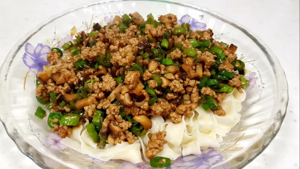 minced pork and chili peppers in hoisin sauce over flat noodles|steven z.y.さん