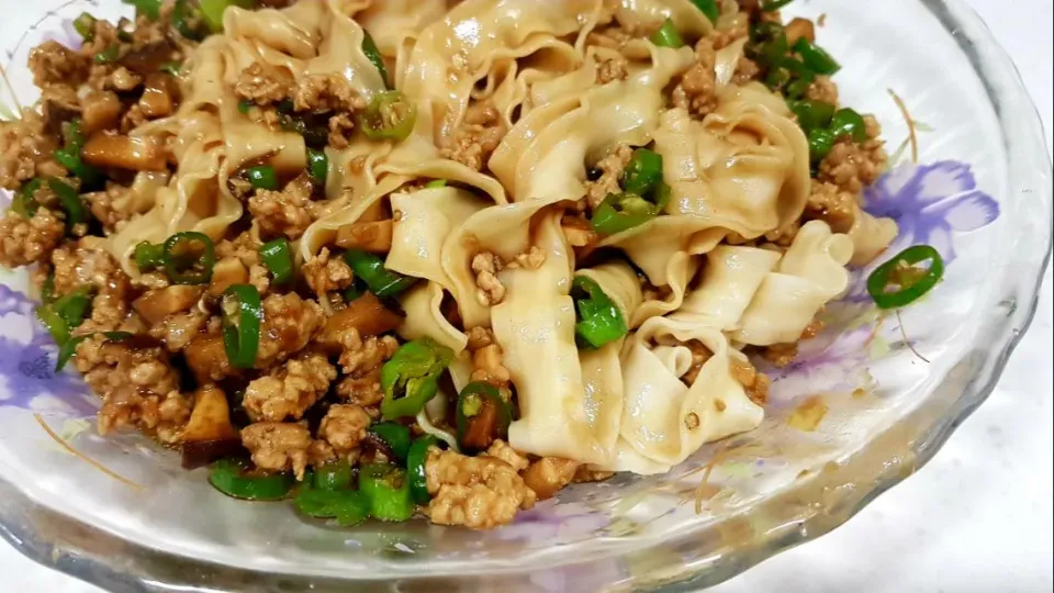 minced pork and chili peppers in hoisin sauce over flat noodles|steven z.y.さん