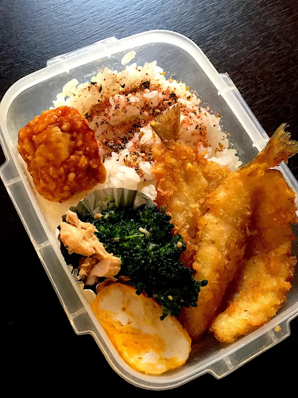 旦那弁当🍱
#キスフライ#ツナブロッコリー#卵焼き#冷凍の唐揚げ#鮭ふりかけご飯|めかぶさん