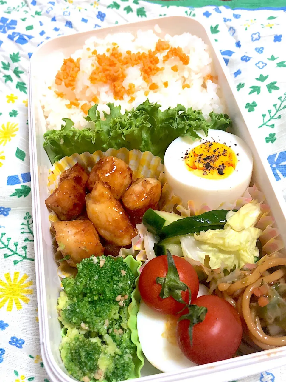 6.1☆旦那弁当
ささみの甘辛炒め
ゆで卵
ブロッコリーのマヨ和え
白菜の浅漬け
焼きそば
プチトマト|のん∞さん