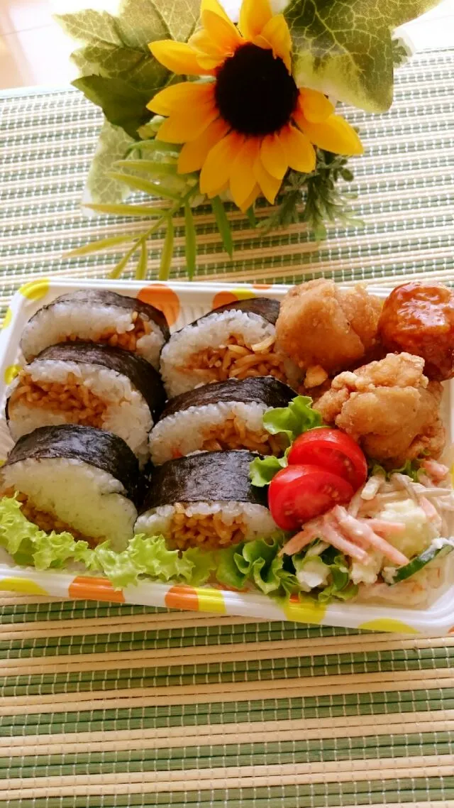 金曜日…                                     専業主婦のお弁当🍱
ちょっと巻きが失敗😵💧
焼きそば巻きお弁当🍱|kimi=kimi🌼Kitchenさん