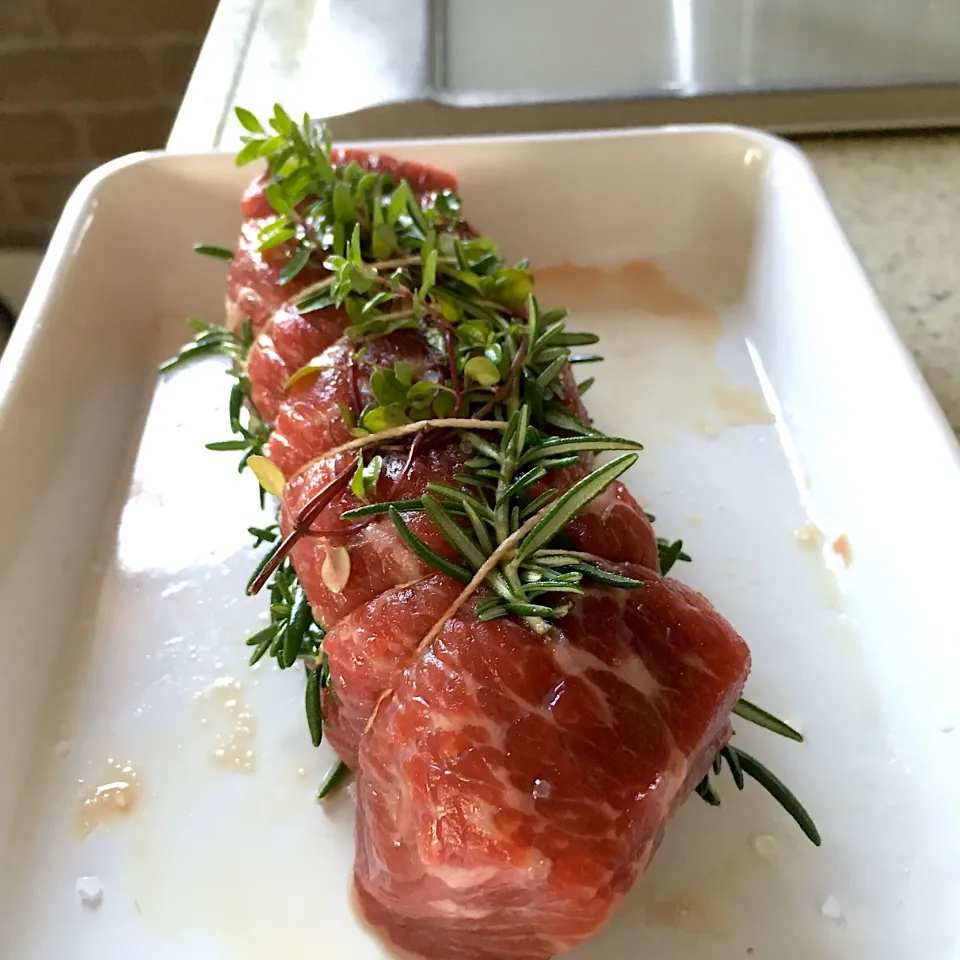 麻紀子さんの料理 牛かたまり肉のハーブマリネロースト  
を仕込み中〜♪|chieko ♪さん