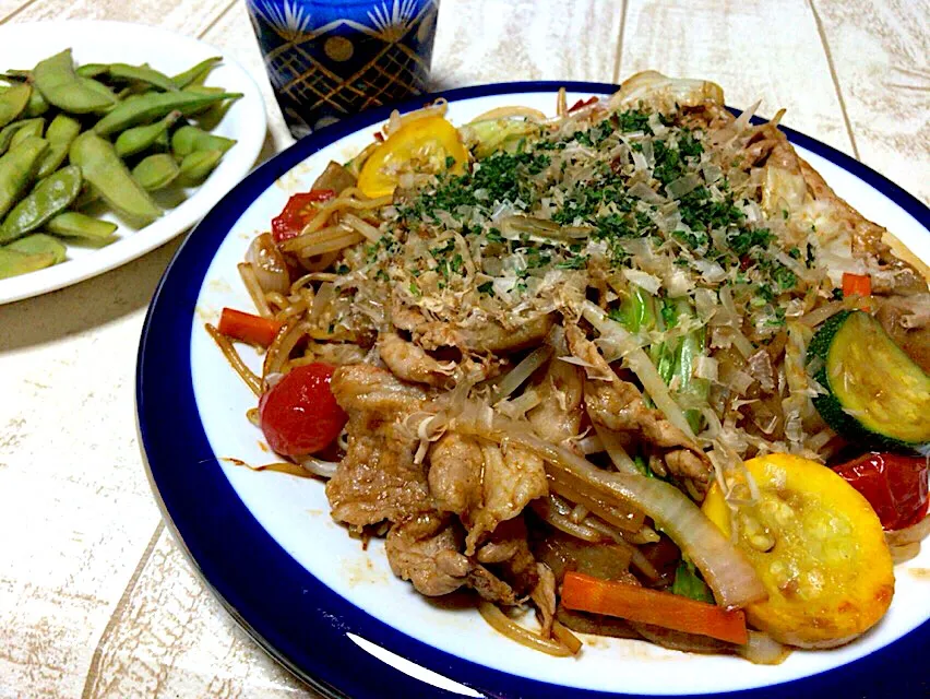 今日の男飯(｡-_-｡)マルちゃん焼きそばお好み焼き味&枝豆🎶
具沢山だから目玉焼きやめ🍳|ひーちゃんさん