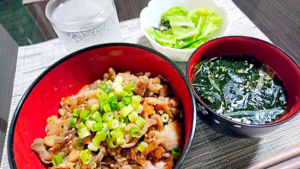 豚丼、わかめスープ、塩昆布キャベツ|サトリさん