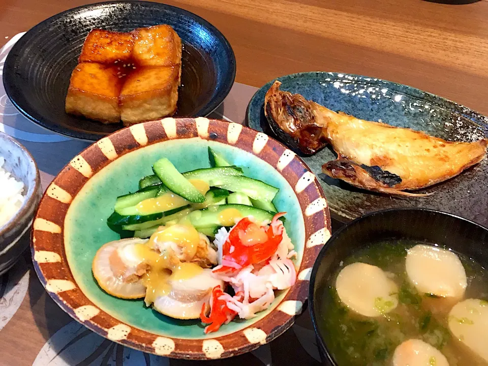 晩御飯
ホタテとカニカマときゅうりの酢味噌、えぼ鯛開き、絹厚揚げの甘辛煮、アオサの味噌汁、白米|かよちゃんさん