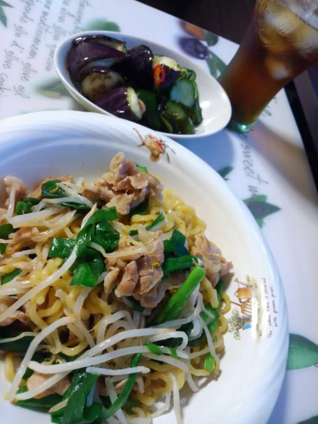 Snapdishの料理写真:塩焼きそばと麦茶に漬物　そんなお夕飯|みるくここあさん