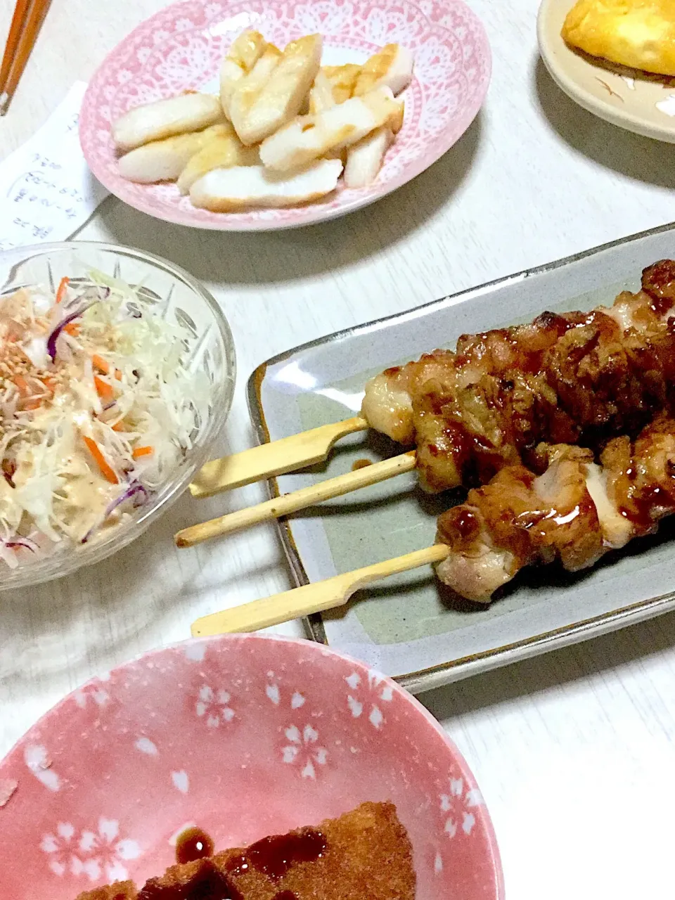 旦那さんお土産の焼き鳥、キャベツサラダ、玉子焼き、笹かまのお刺身|Ayaさん