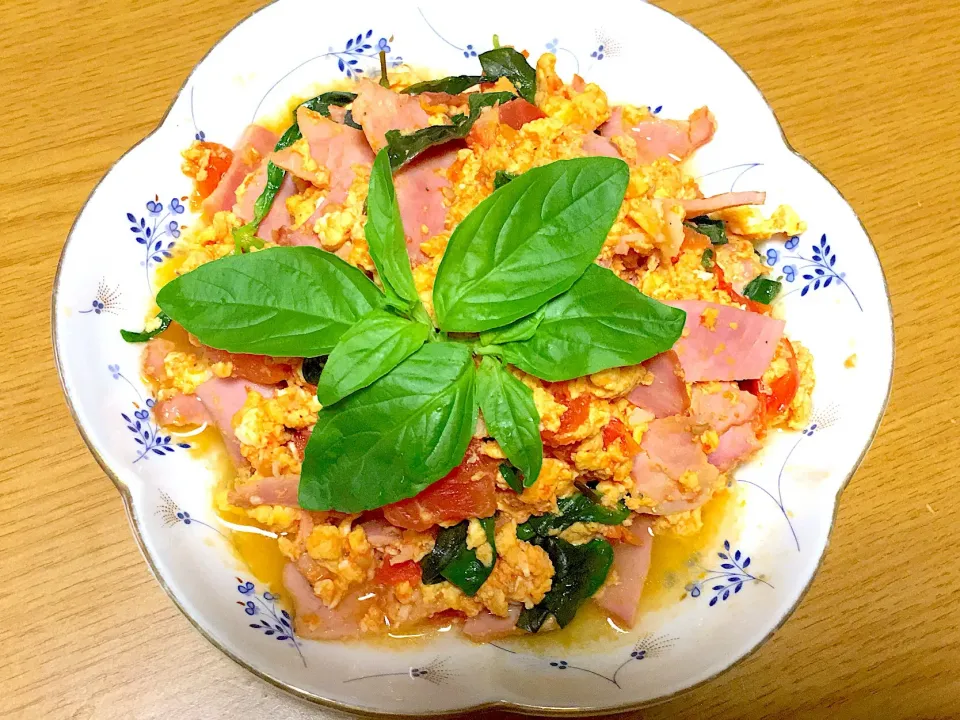 卵とトマトのスイートバジル炒め🌱🥚🍅|yumyum😋さん