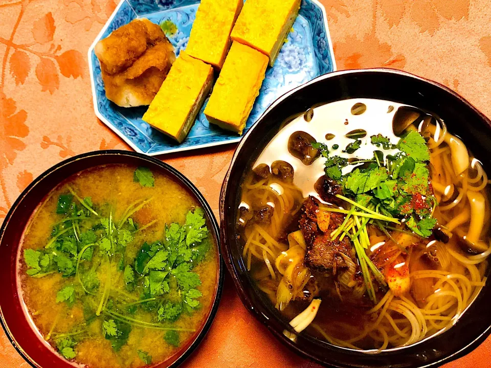 牛肉とネギの甘辛いため乗せシメジ煮麺
なめこと豆腐の味噌汁 卵焼き（これだけ市販）大根おろし添え|Junko Tominagaさん