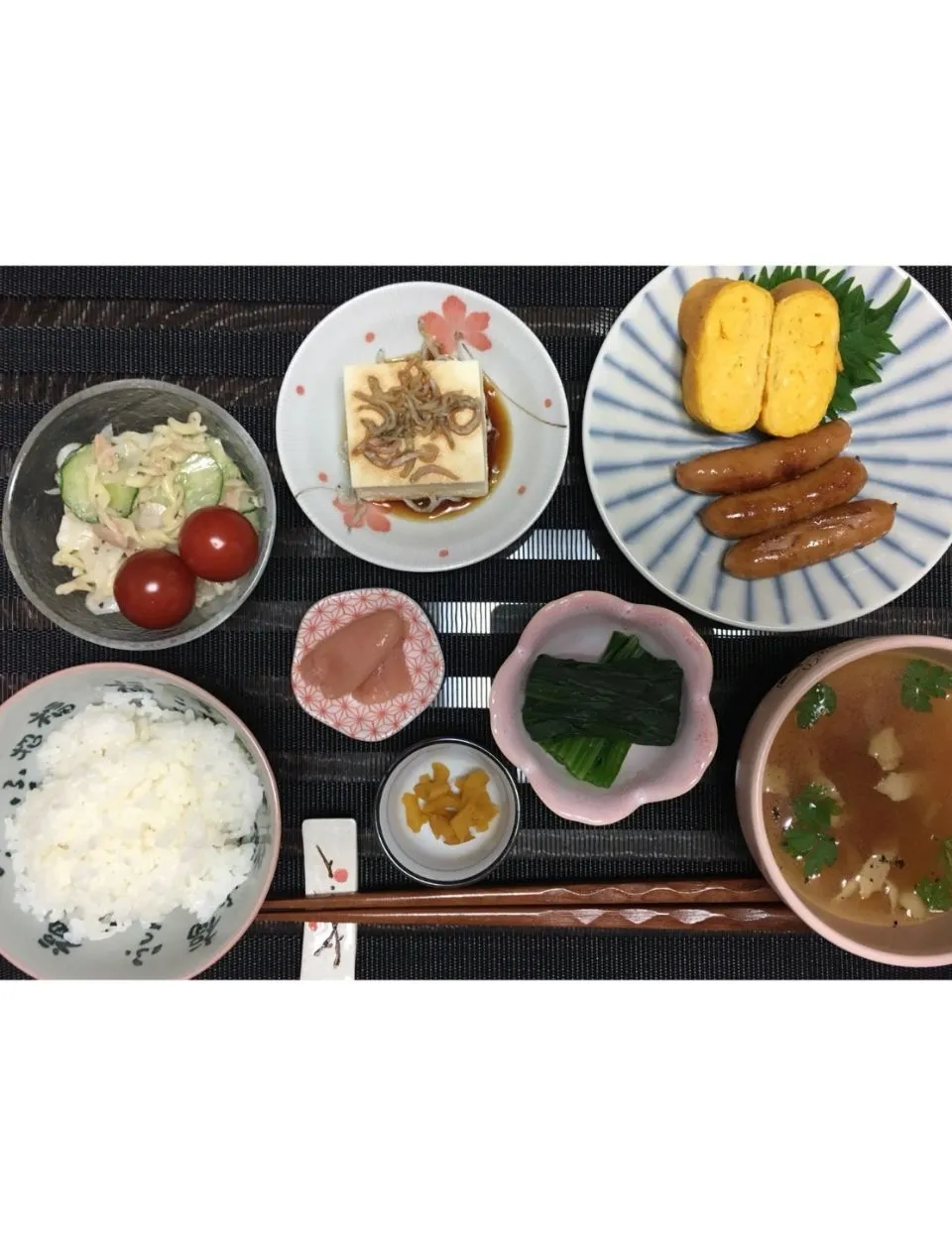 #dinner #ディナー
.
.
.
❥はりはり漬け
　(#京つけもの大安)
❥ちりめん冷奴
❥ほうれん草お浸し
❥マカロニサラダ
　ガーリックバジル風味
　(かつおツナ/玉葱/胡瓜)
❥ウィンナー
❥卵焼き
❥白米
❥コンソメスープ
　(玉葱/人参/ベーコン/
　　イタリアンパセリ)
.
.
.
マカロニサラダ
ガ|crayon509さん