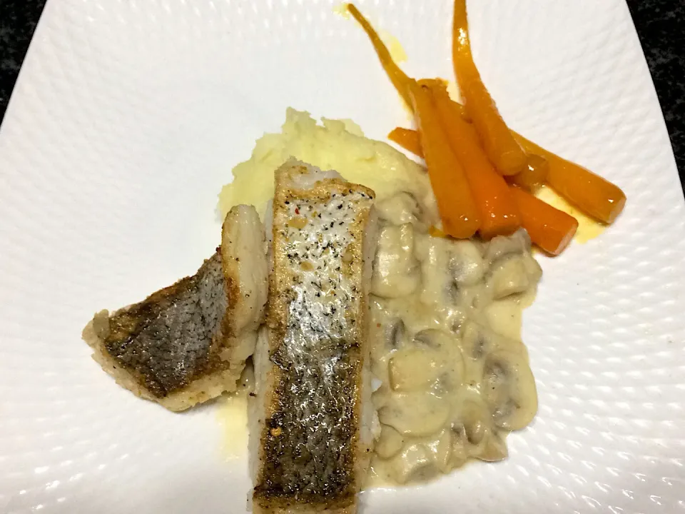 Pan fried Hake, Mash Potato with Parmesan cheese , honey glazed carrots|Faithさん