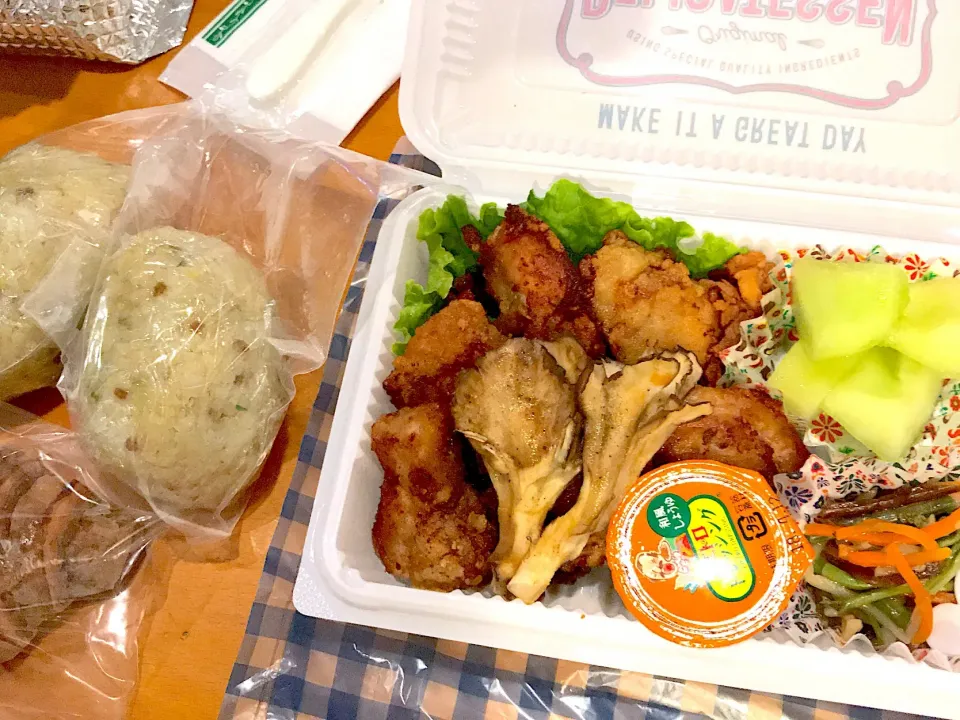 Snapdishの料理写真:野球お弁当⚾️  炒飯おにぎり🍙  鶏の唐揚げ  焼き舞茸  サラダ  メロン  チョコクロ🥐|ch＊K*∀o(^^*)♪さん