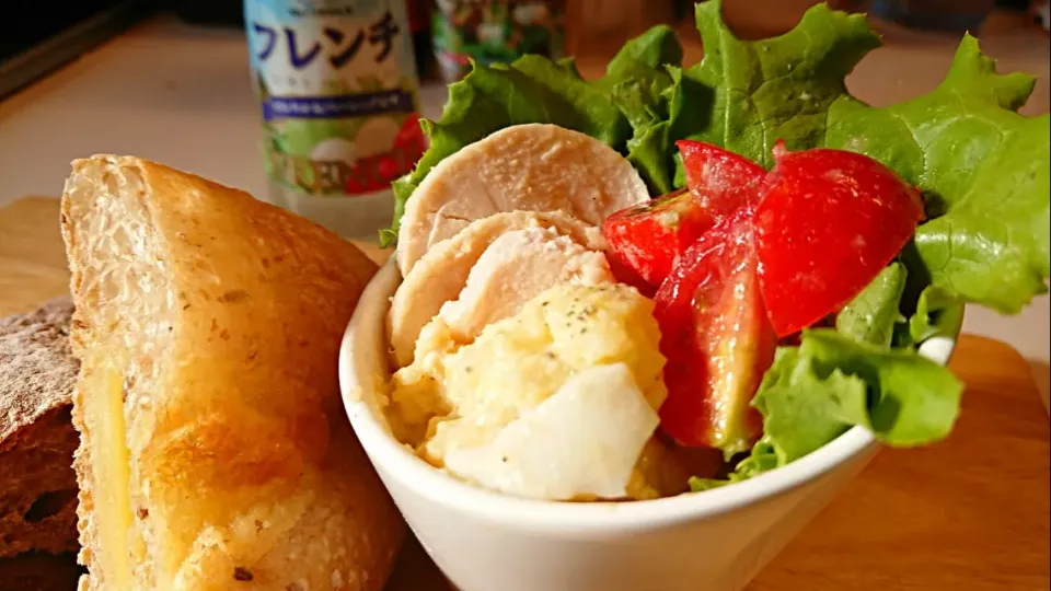 ユウキ食品さんの✨フレンチ✨ドレッシングでポテトサラダ🥔鶏ハム入ってるょ🐣🎶|Moubuさん