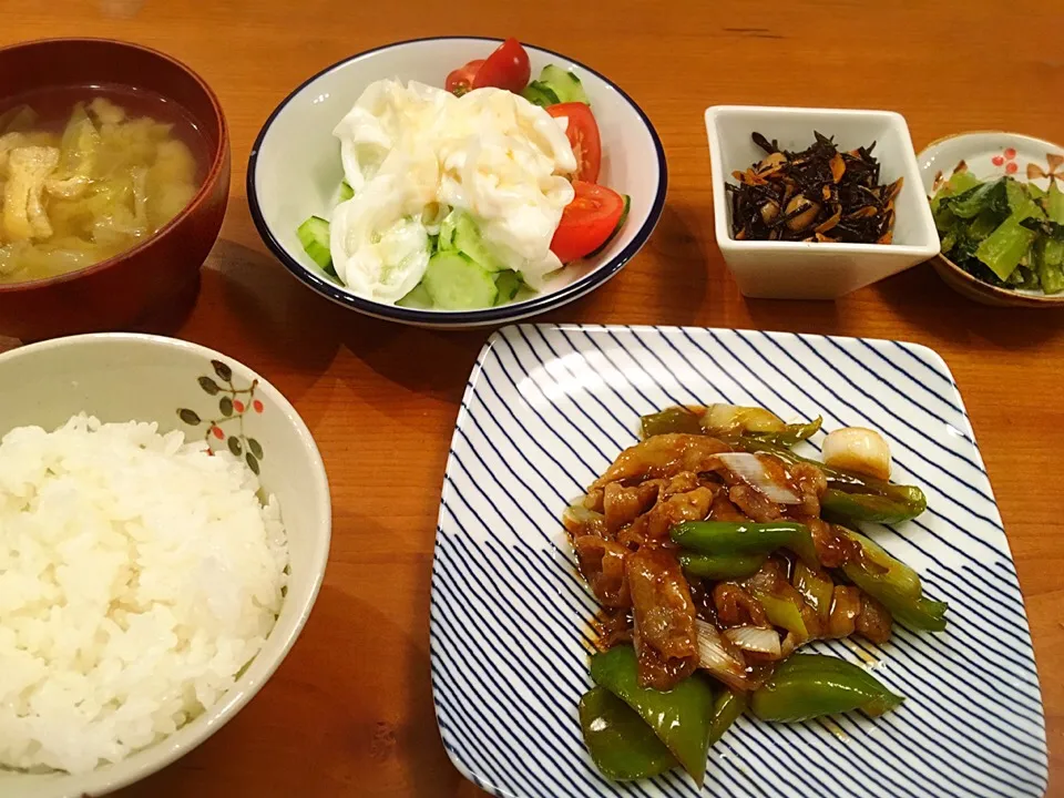 18/06/01 夕飯♪ 豚肉とピーマンの黒酢炒め ひじきと大豆の煮物 小松菜胡麻和え 玉ねぎヨーグルト＆きゅうり 味噌汁|ikukoさん