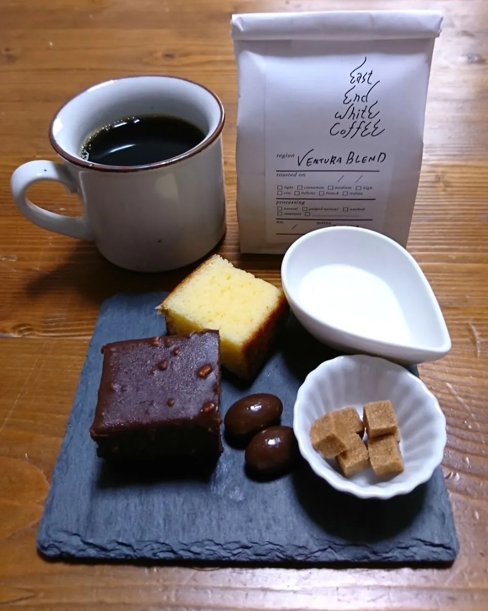 『east end white～coffee～ブレンドとモンサンクレールの低糖質チョコケーキとアーモンドチョコ』|seri-chanさん