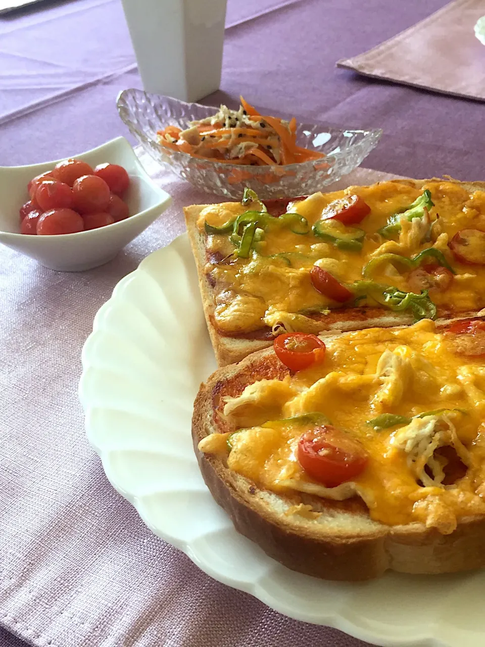 ピザトースト😊お昼ご飯（╹◡╹）|かろやんさん