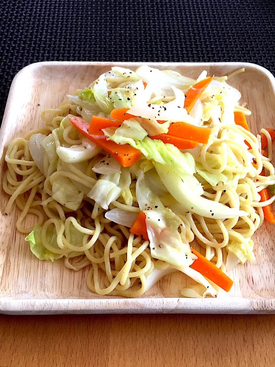 お義母さんのおやつのソフトさきいかを拝借。
ソフトさきいかで塩焼きそば 買い物行かなきゃ〜|nnanaさん