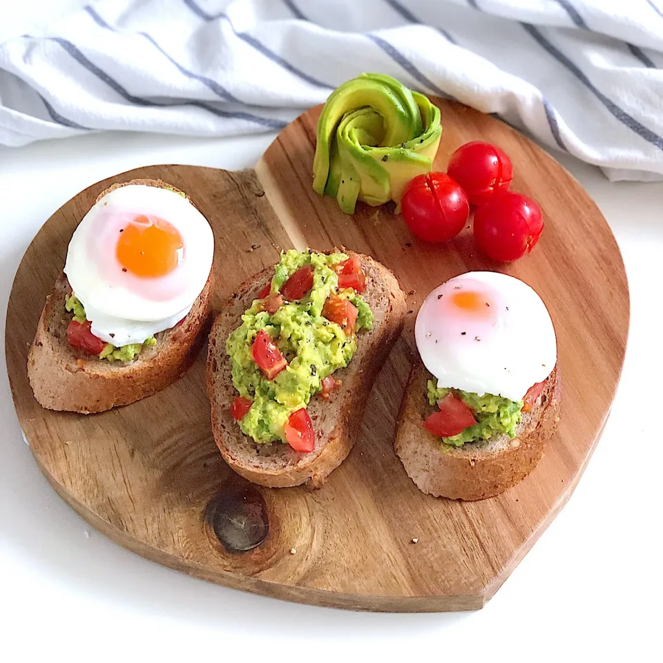 Avocado toast with poached eggs|12Dragonさん