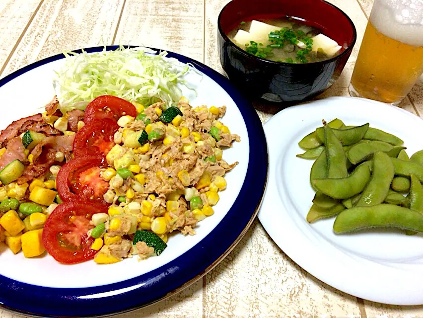 Snapdishの料理写真:今日の男飯(｡-_-｡) カリカリベーコンバターコーン&ツナマヨコーンズッキーニと枝豆入り🎶&枝豆&じゃがいもとワカメと豆腐の味噌汁🎶|ひーちゃんさん