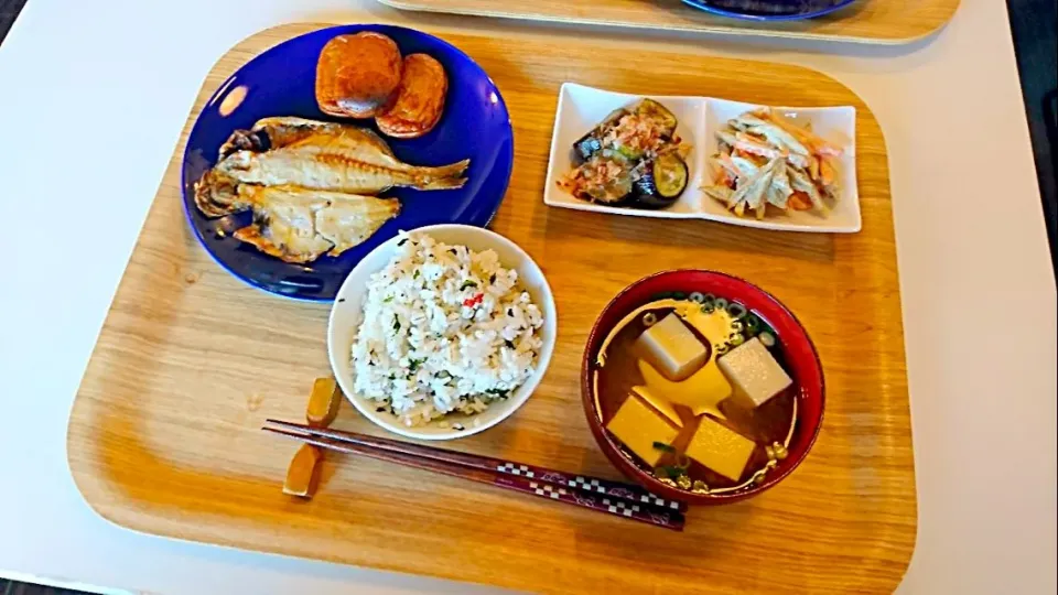 今日の夕食 えぼ鯛の開き、さつま揚げ、ごぼうサラダ、なすのめんつゆ、麦ご飯、高野豆腐とわかめの味噌汁|pinknari🐰🌈さん