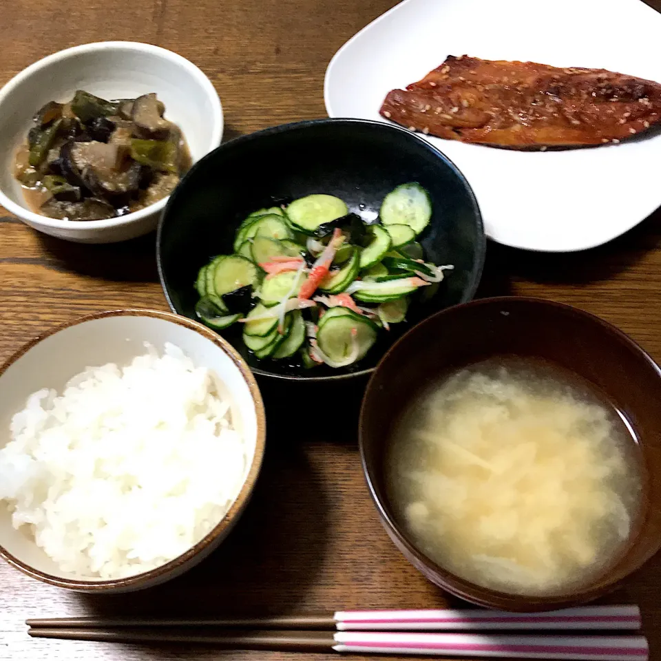 Snapdishの料理写真:#土鍋ごはん 
 #焼き魚 
 #なすとピーマンのピリ辛味噌炒め 
 #きゅうりとわかめの酢の物 
 #玉ねぎとえのきの味噌汁|まきさん