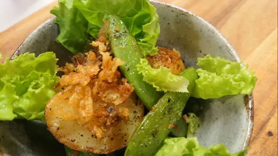 新じゃがとスナップえんどうのおかか醤油焼き🔥サラダ🥗
ユウキ食品さんのフライドオニオンをトッピング🎶|Moubuさん