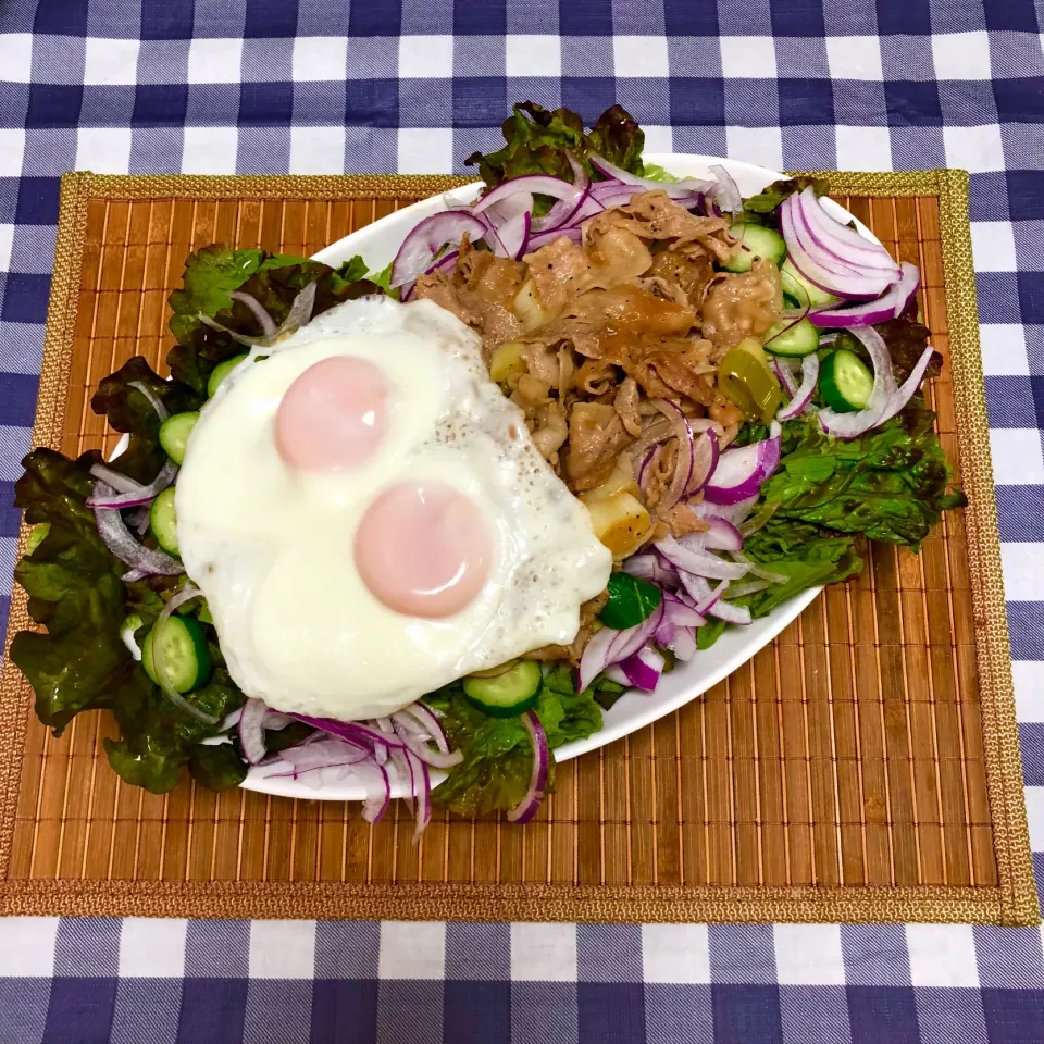 焼肉サラダ目玉焼きのせ|としぼーさん