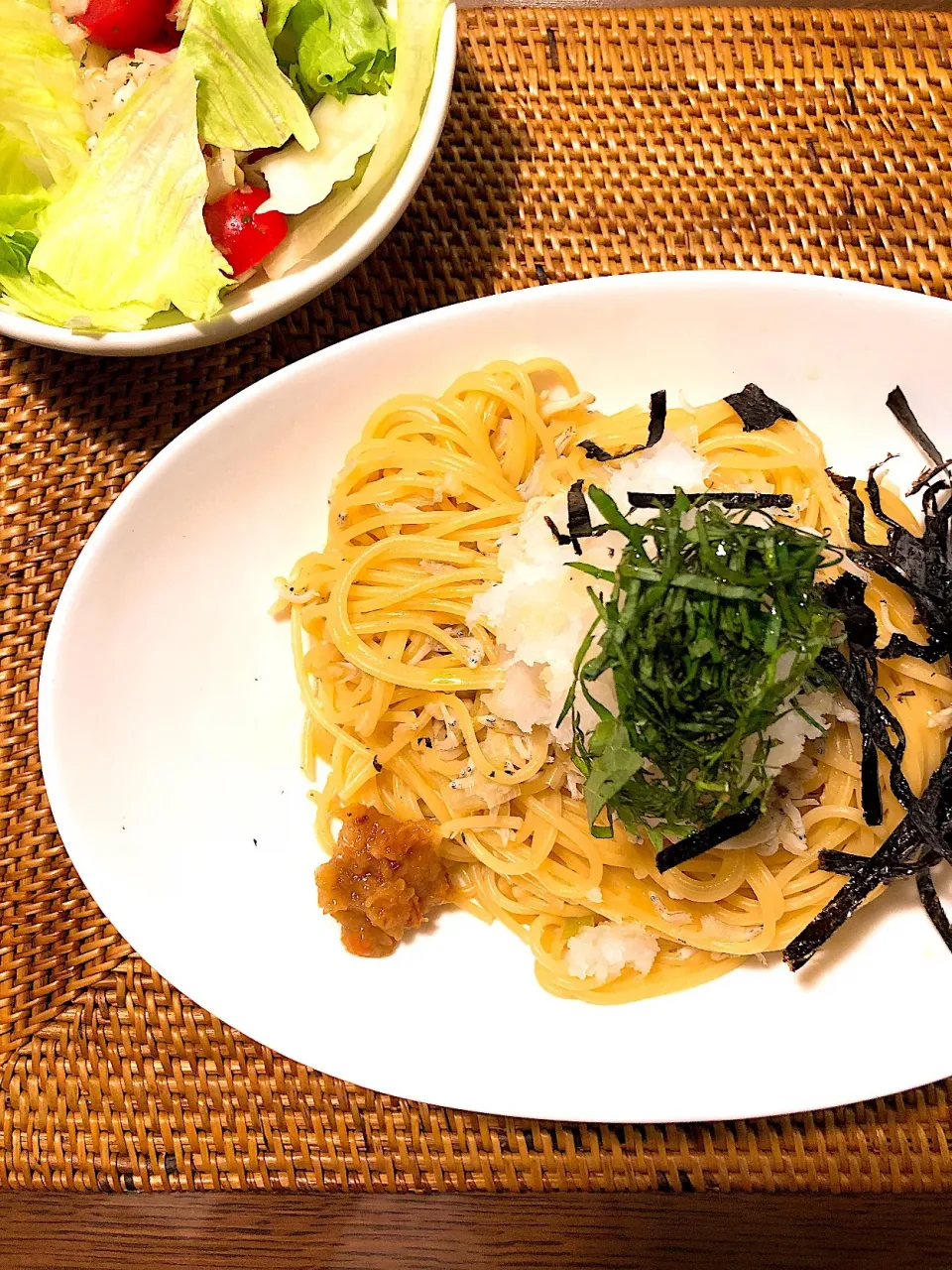 Snapdishの料理写真:しらすと長ネギと大根おろしの和風パスタ&オニオントマトサラダ|taka-chanさん