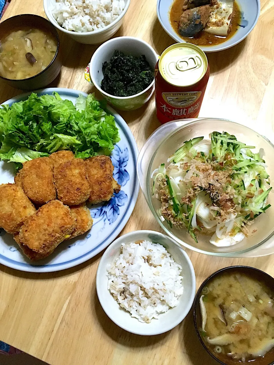 今日の晩ゴハン✧ •̀.̫•́✧

手間暇かけてコロッケ作った🎵✨美味しさもひとしお❤️
紫蘇の佃煮
冷奴サラダ
大根と竹輪と椎茸のお味噌
鯖の味噌煮
もち麦ご飯🍚|さくたえさん