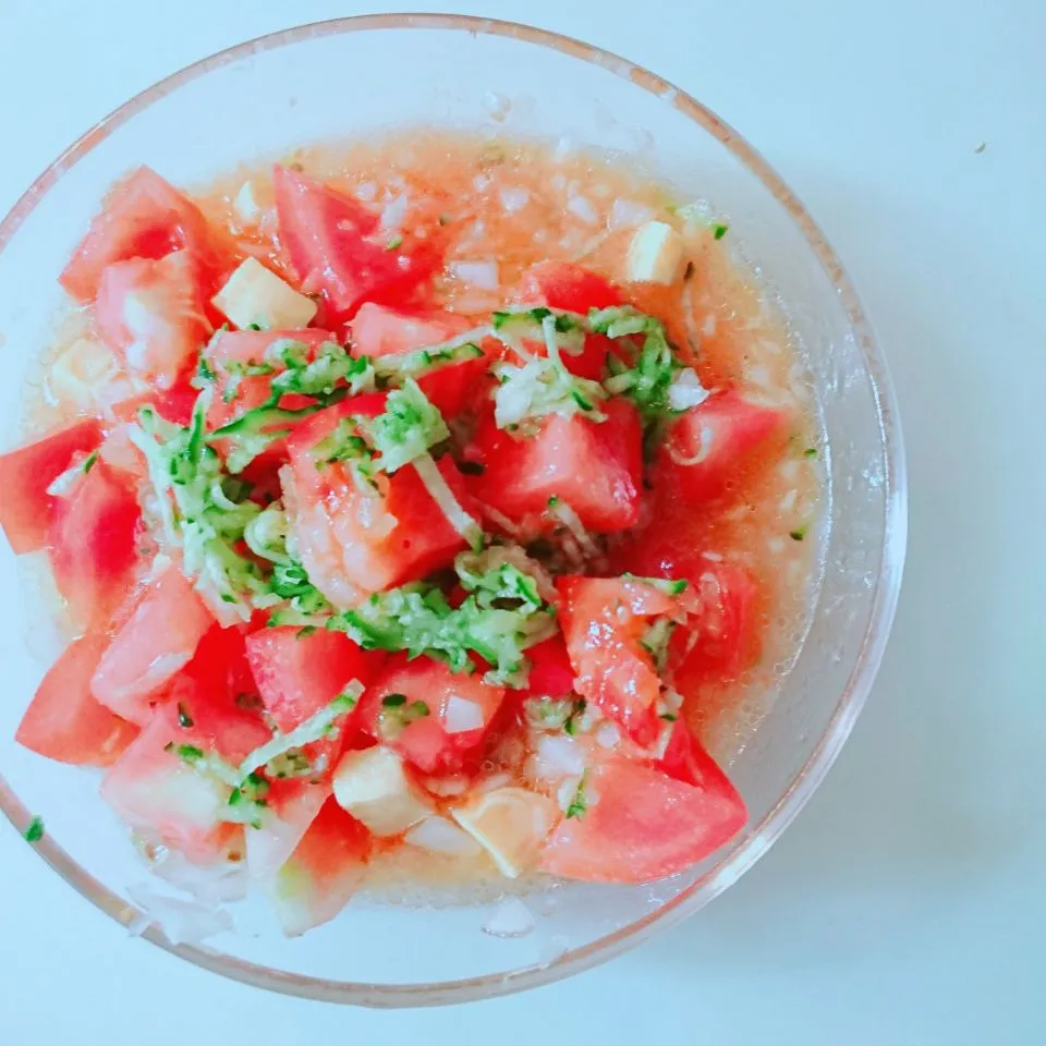 トマトとオニオンのさっぱりサラダ🥗
人参とレモン酢のドレッシングがけ|ファンメイ🌺さん