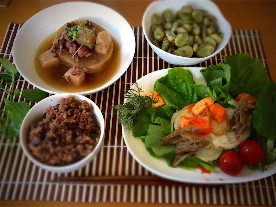 咲きちゃんさんの料理 オツな肴🍶シリーズ😚23✨シャキシャキ✨蕗の味噌漬けをサラダのっけで頂く！馬肉消費その2 大根とこんにゃくの炊き合わせ|佐野未起さん