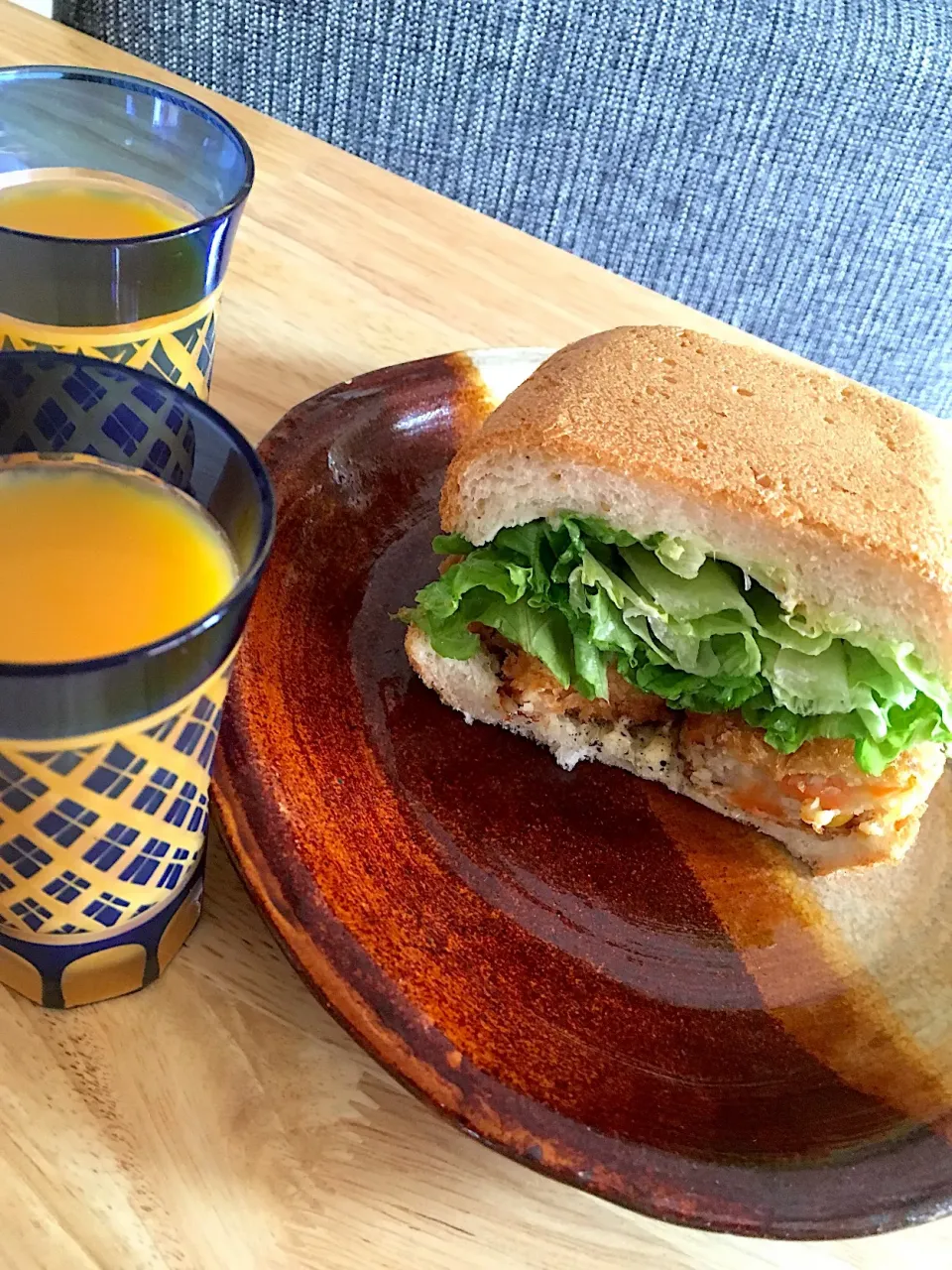 昨日のコロッケの残りで〜🎵
チーズとレタスとケチャップIn朝焼きパン🍞のコロッケパン꒰๑͒•௰•๑͒꒱ℒℴѵℯ❤|さくたえさん