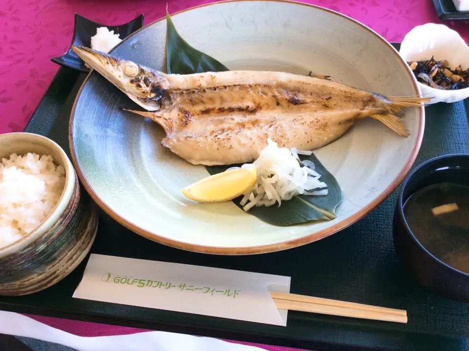 ゴルフ場飯⛳️😋
カマスの塩焼き定食🐟❣️|アライさんさん