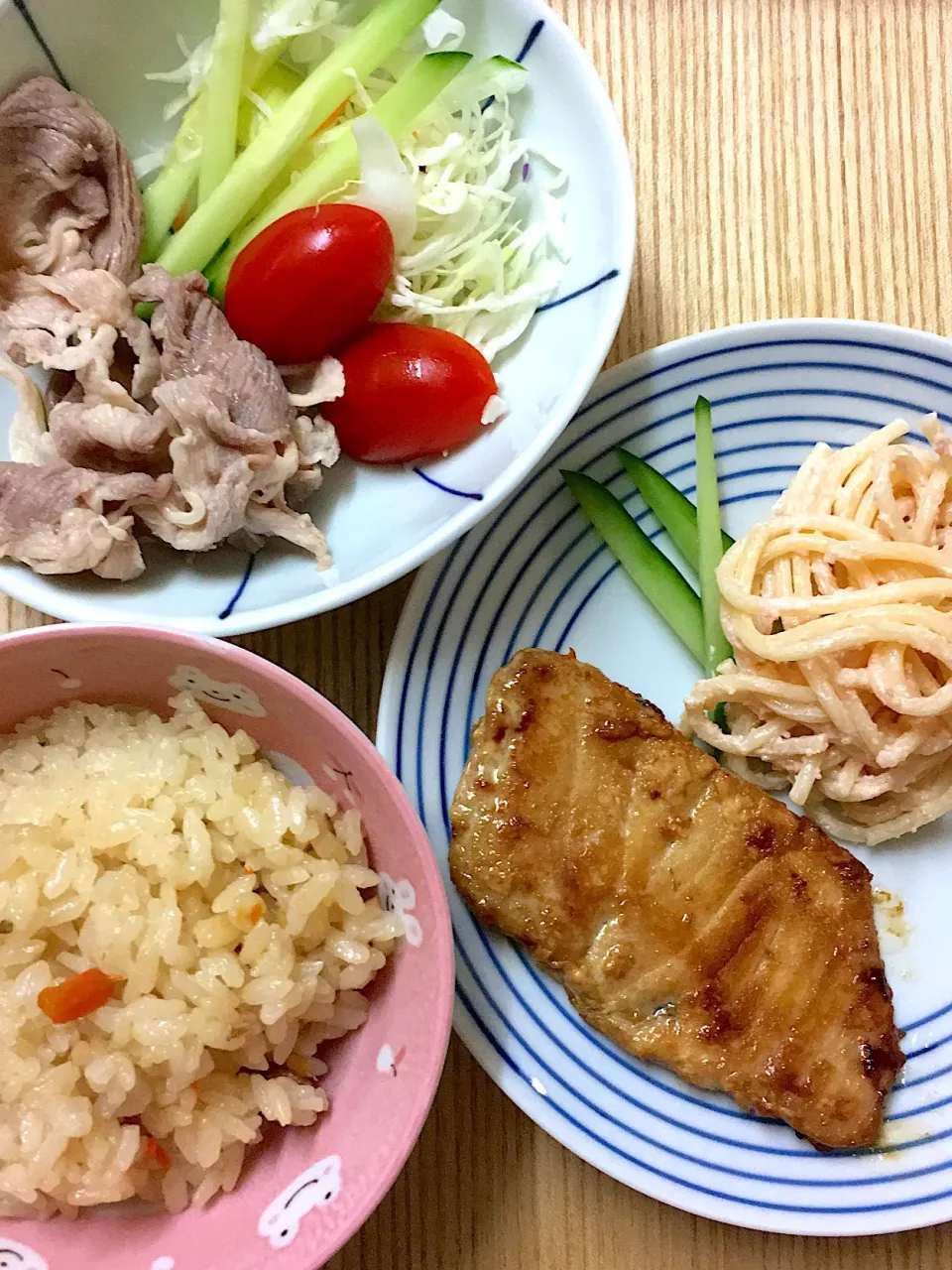 #ムスメご飯 

かじきのバター醤油焼き、たらこパスタ、冷しゃぶサラダ、炊き込みご飯。|mossan＠OSAKAさん