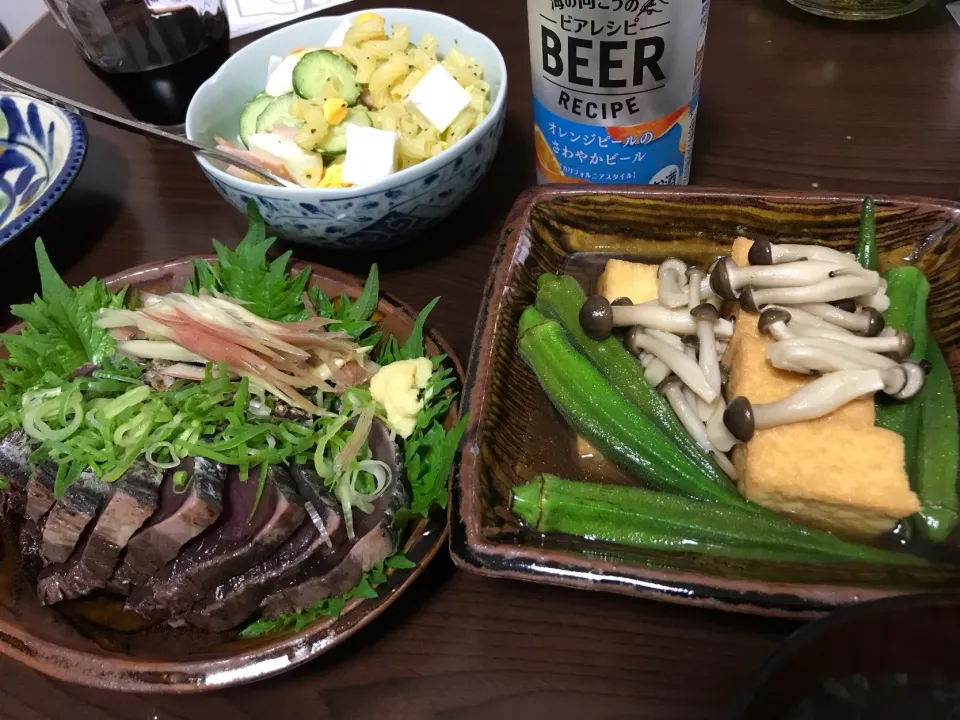 6月3日晩ご飯。半額ゲットのカツオのタタキ、厚揚げ煮、マカロニサラダ、もずくスープ。|あやさん