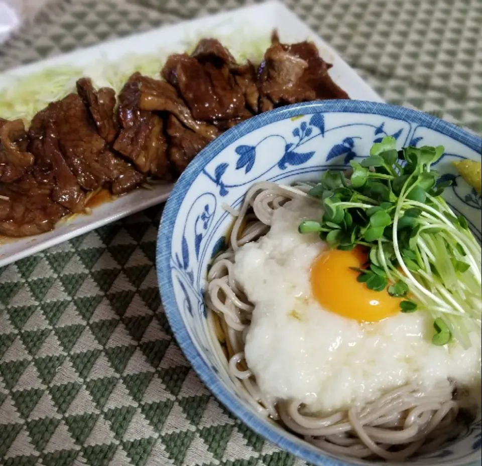 Snapdishの料理写真:とろろそばと牛焼き肉|🍴ナッペKさん